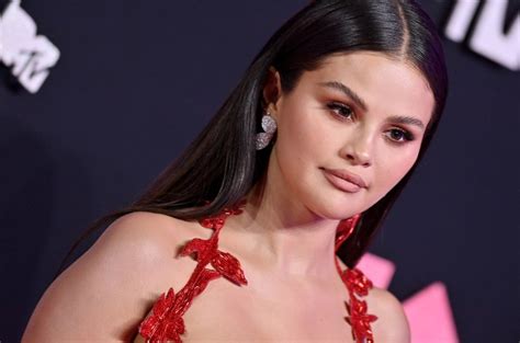 selena gomez bude|Selena Gomez posts nude photo on Instagram to promote her。